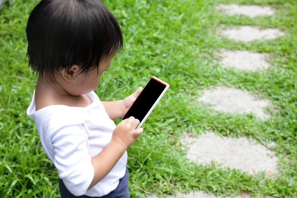 Enfant utilisant une tablette numérique ou un smartphone — Photo