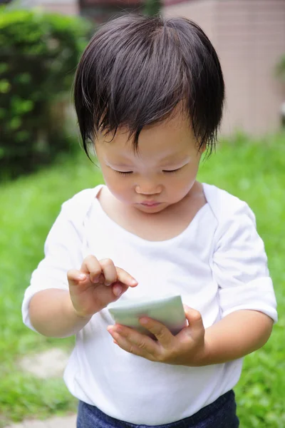 Enfant utilisant un smartphone — Photo