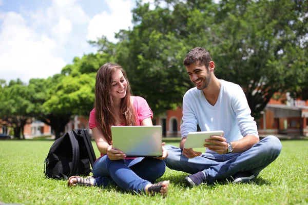 Estudantes universitários felizes usando computador — Fotografia de Stock