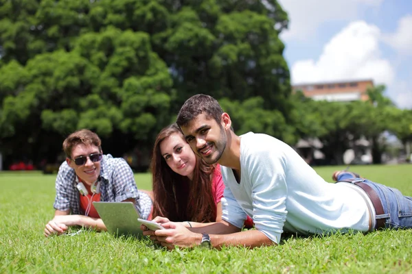 Estudiantes de Happy College usando computadora — Foto de Stock