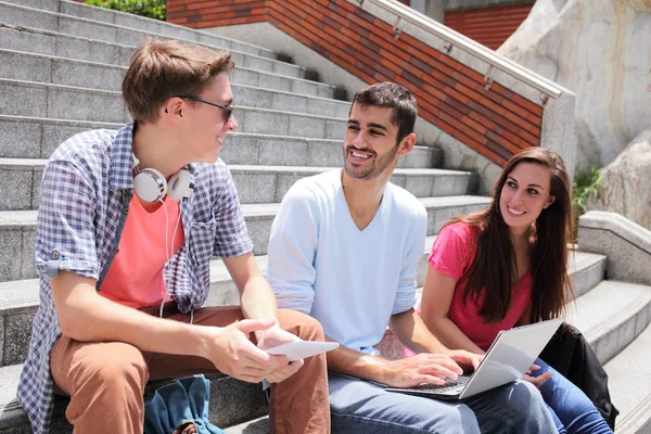 Estudiantes felices usando tableta digital — Foto de Stock