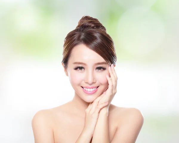 Sonrisa de mujer con piel y dientes de salud —  Fotos de Stock