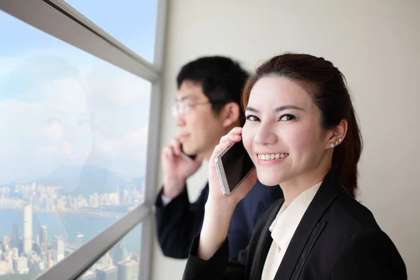 Sorriso Equipe de negócios falando telefone — Fotografia de Stock