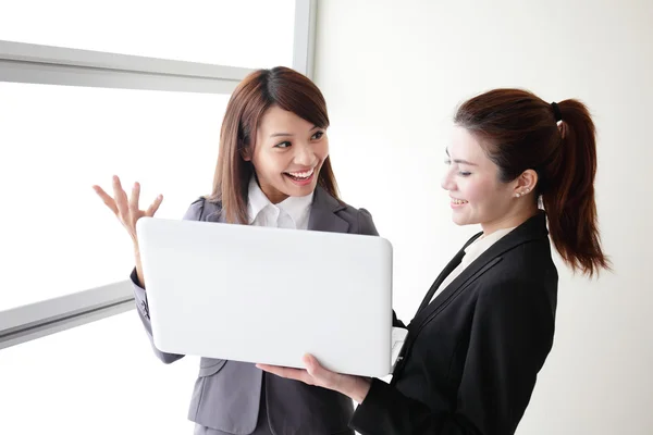 Mulheres de negócios olhar e sorrir conversa — Fotografia de Stock