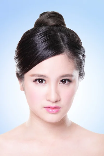 Attraktiv hud vård kvinnan ansikte — Stockfoto