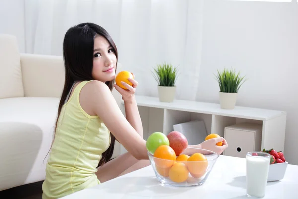 Femme aux fruits frais orange — Photo