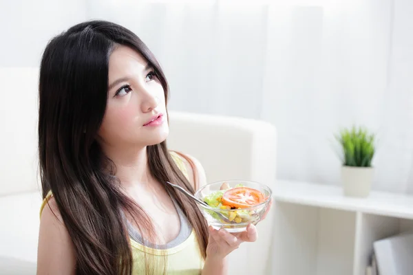 Vrouw houdt salade — Stockfoto