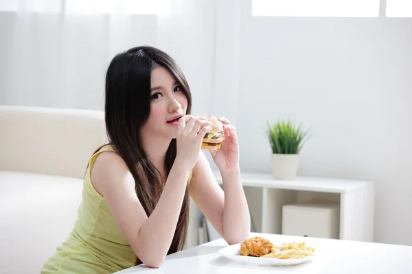 Vrouw houdt hamburger — Stockfoto