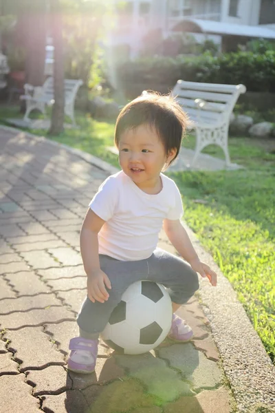 Gelukkig kind met voetbal — Stockfoto