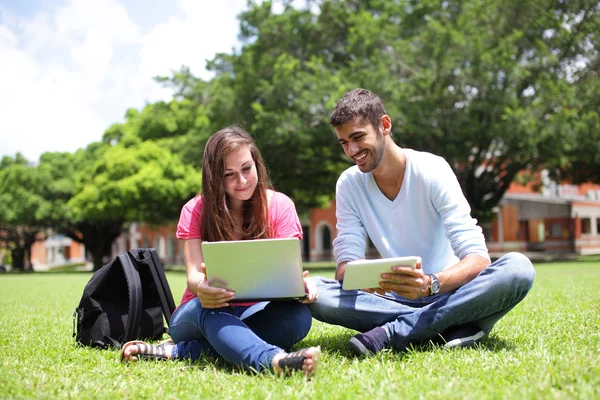 Glückliche College-Studenten mit Computer — Stockfoto