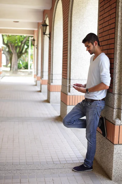 Gelukkig student man met touchpad — Stockfoto