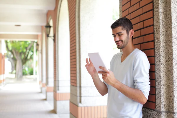 Gelukkig student man met touchpad — Stockfoto