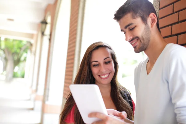 Gelukkig college studenten met behulp van computer — Stockfoto