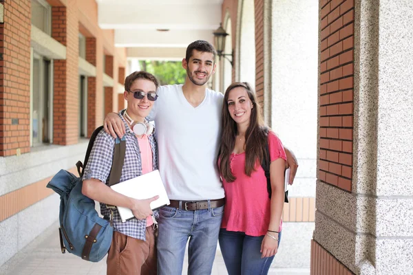 Estudantes universitários felizes usando computador — Fotografia de Stock