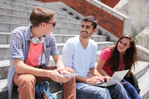 Estudiantes felices usando tableta digital — Foto de Stock