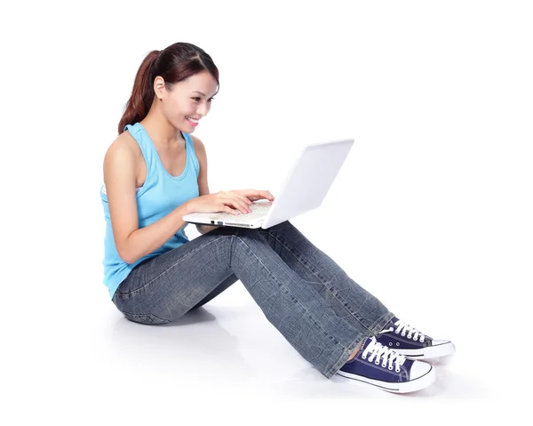 Mulher estudante feliz sentado com laptop — Fotografia de Stock