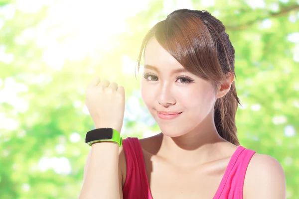 Sport kvinna som bär smart Watch-klocka — Stockfoto
