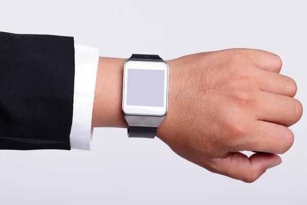 Dłoń obsługujących inteligentne zegarka — Zdjęcie stockowe