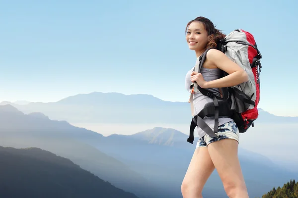 Счастливая женщина-альпинистка — стоковое фото