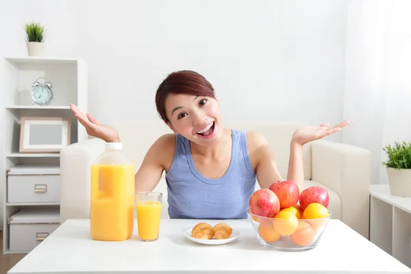 Mujer alegre bebiendo jugo de naranja — Foto de Stock