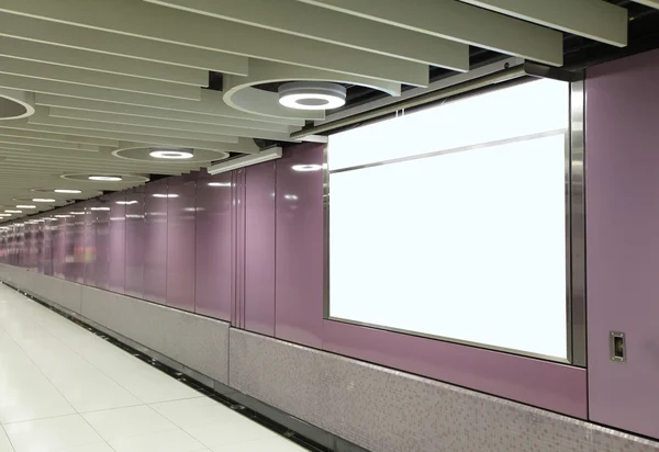 Cartellone in bianco nella stazione della metropolitana — Foto Stock