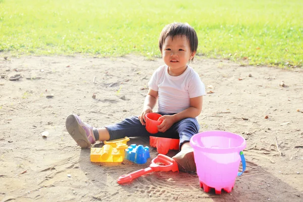 Дитина грає в пісок — стокове фото