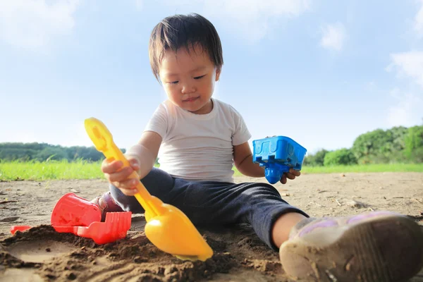 Bambino giocare nella sabbia — Foto Stock