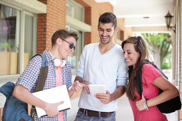 Estudantes universitários felizes usando computador — Fotografia de Stock