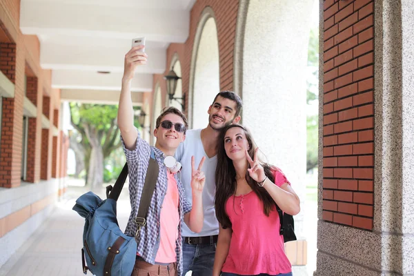 Grupa przyjaciół szczęśliwy przy selfie — Zdjęcie stockowe