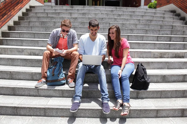 Estudiantes felices usando tableta digital — Foto de Stock