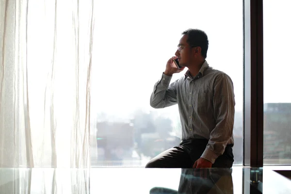 Hombre de negocios hablando por teléfono — Foto de Stock