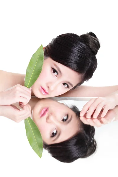 Frauengesicht mit grünem Blatt — Stockfoto