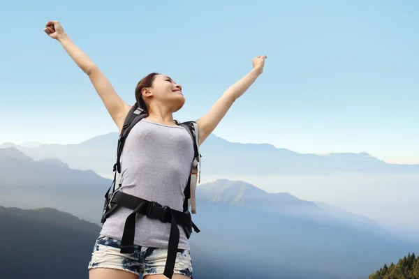 Mulher feliz caminhante montanha — Fotografia de Stock