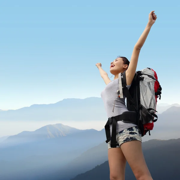 Kobieta szczęśliwa góra wycieczkowicz — Zdjęcie stockowe
