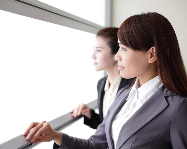 Geschäftsfrauen blicken durchs Fenster — Stockfoto