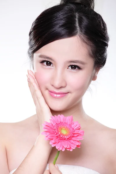 Mladá žena s květinou — Stock fotografie