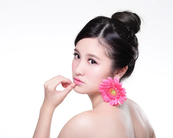 Ung kvinna med blomma — Stockfoto