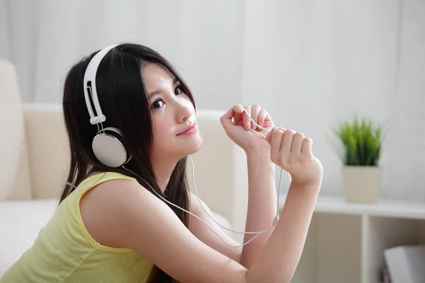 Nő élvezi a zenét otthon — Stock Fotó