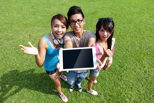 Happy students Show digital tablet — Stock Photo, Image