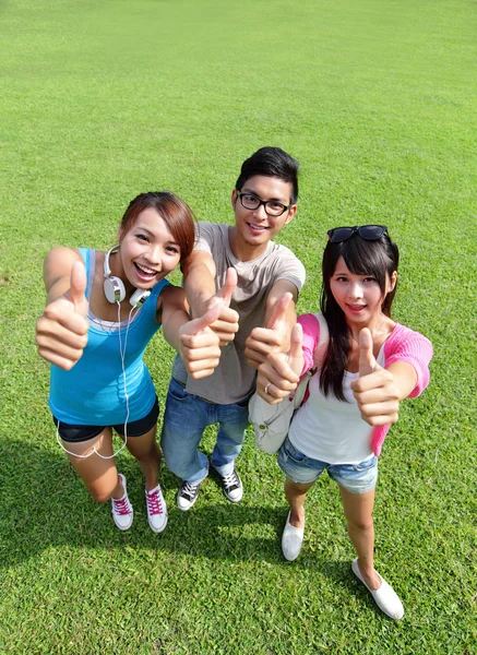 Glada studenter på campus — Stockfoto