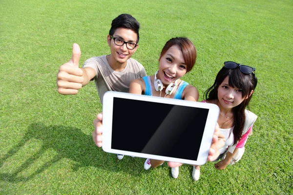 Mutlu öğrencilerin gösterisi dijital tablet — Stok fotoğraf
