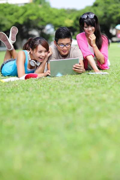 Estudiantes de Happy College usando computadora — Foto de Stock