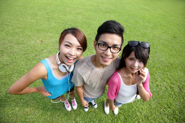 Estudantes felizes no campus — Fotografia de Stock