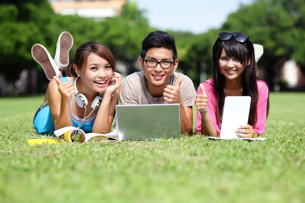 Estudiantes de Happy College usando computadora —  Fotos de Stock