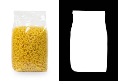 Şeffaf plastik makarna torbası beyaz arka planda dirsekler. Alfa kanalıyla