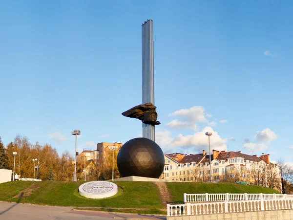 Kaluga 600th yıldönümü için anıt. Oka Nehri görüntülemek .