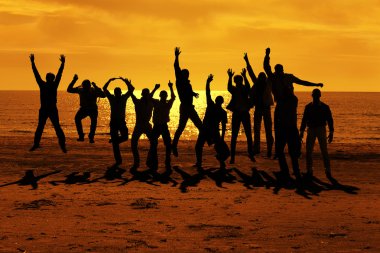 mannelijke vrienden zijn met plezier en springen op de zonsondergang