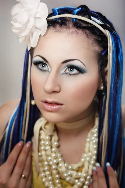 Porträtt av ung kvinna med blå och vita dreadlocks frisyr — Stockfoto