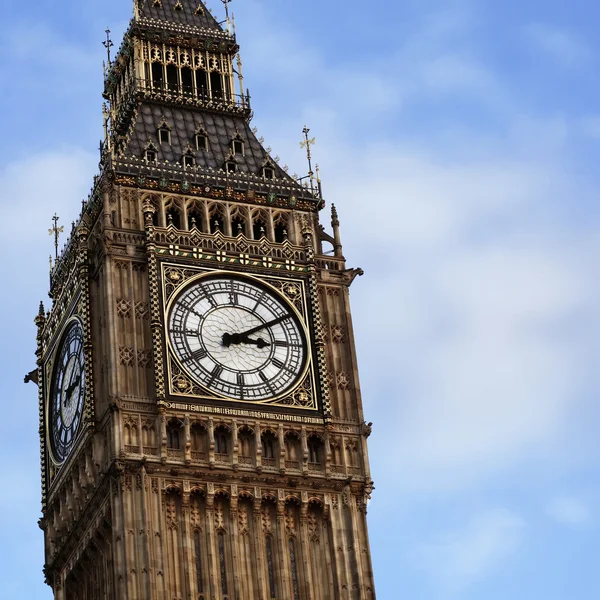 Знаменитий london Біг-Бен вежа з годинником на фоні синього неба Стокове Зображення