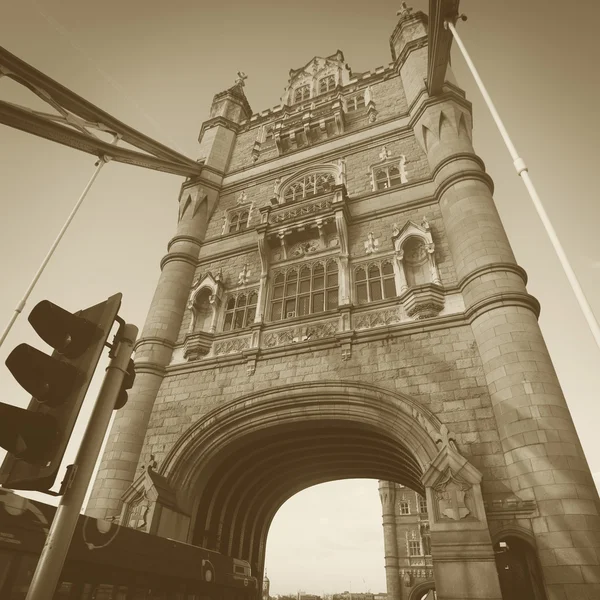 Parte derecha del famoso puente de la torre de Londres en sepia cuadrada estilo vintage — Foto de Stock